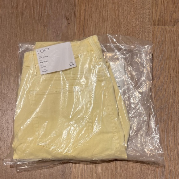 NWT! LOFT Curvy Frayed High Rise Skinny Jeans in Brulee - Picture 2 of 5